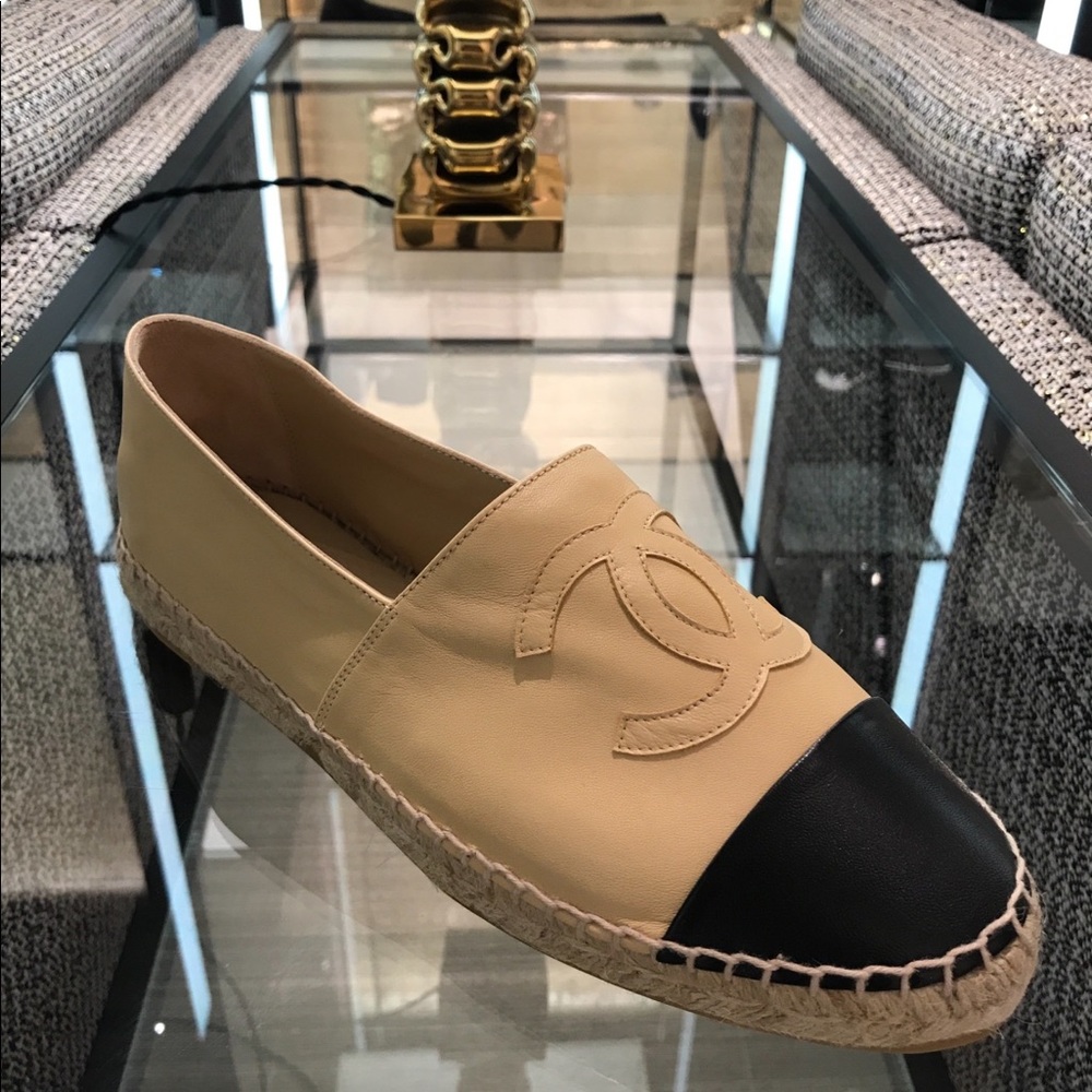 TAN/BLACK ESPADRILLES 39 PICTURE TAKEN IN CHANEL